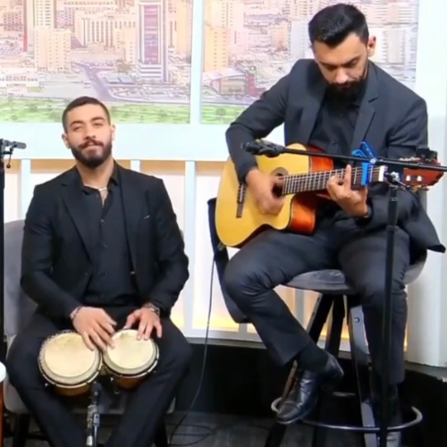 Two man show Guitar & bongos